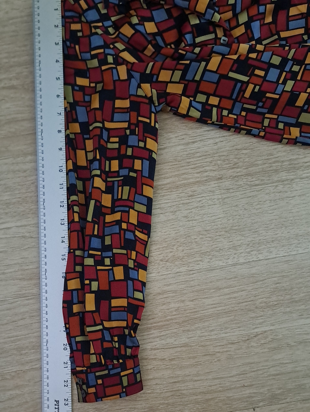 Liz Claiborne Collection 100% Silk Multicolor Geometric Button-Down - Picture 8 of 8